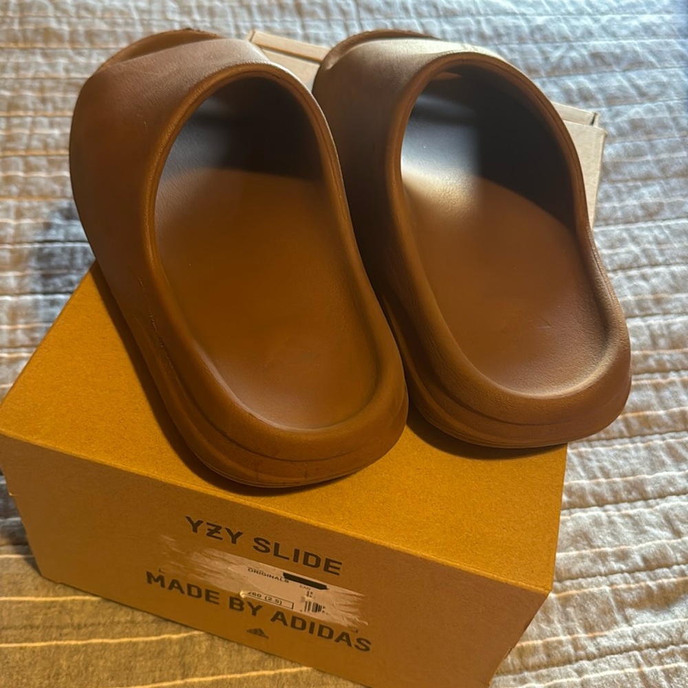 Yeezy Slides 8US worn but still has a lot of life left
